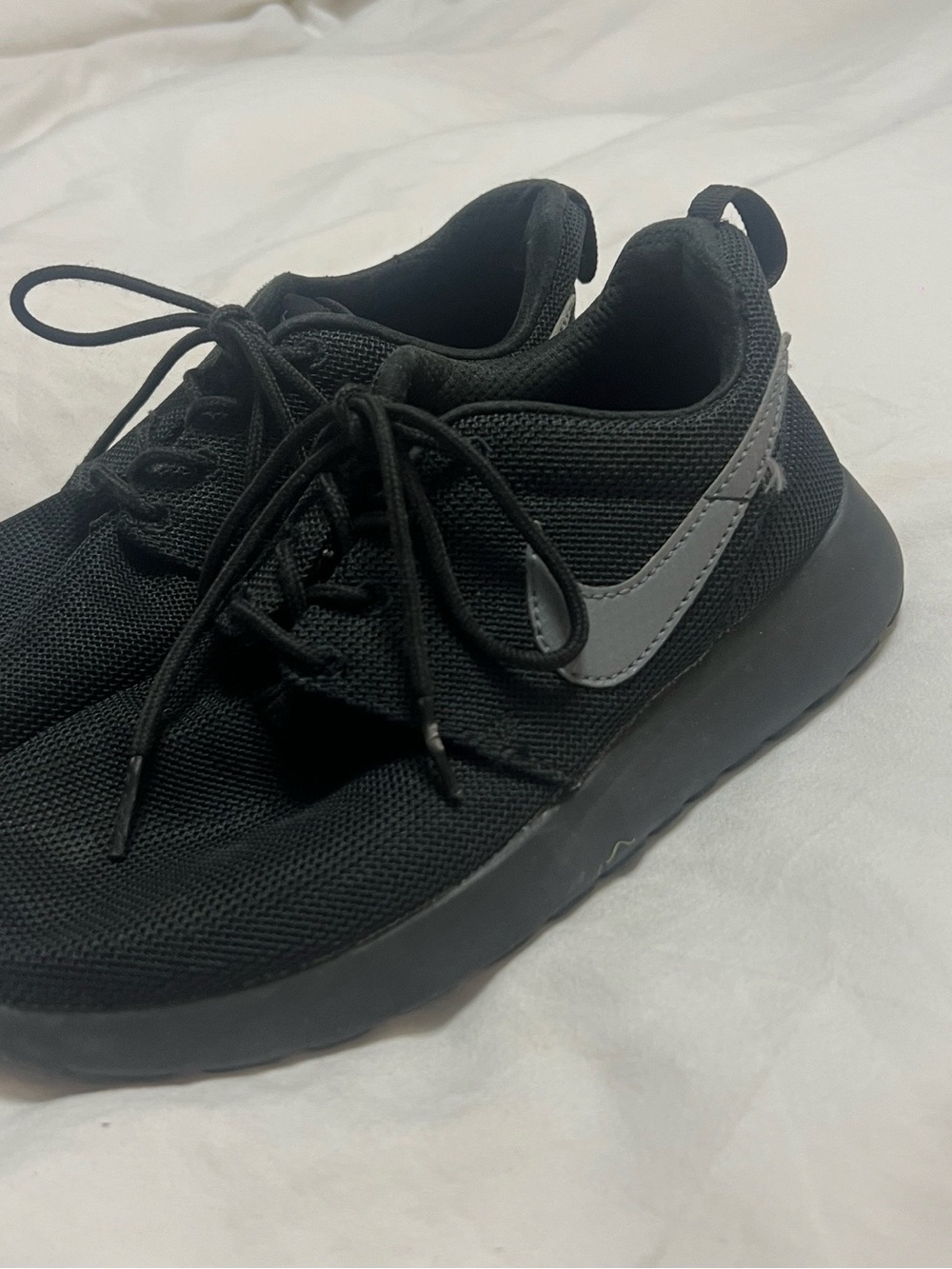 Nike Black Roshes Sneakers with Gray Swoosh